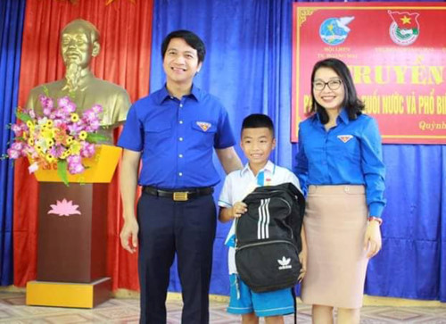 Nghệ An: Trao huy hiệu “Tuổi trẻ dũng cảm” cho cậu bé lớp 5 cứu người đuối nước